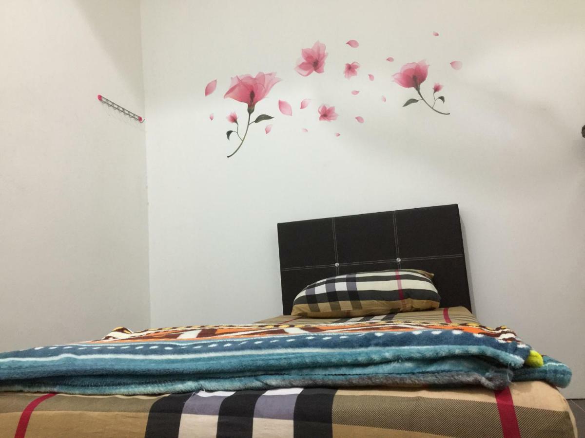 Jiaxin Hostel Ulu Tiram Exterior photo
